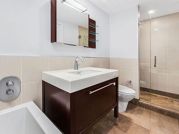 5th image of 225 E 34th St APT 18G