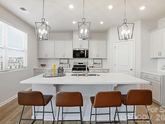 5th image of 2667 Tillman St