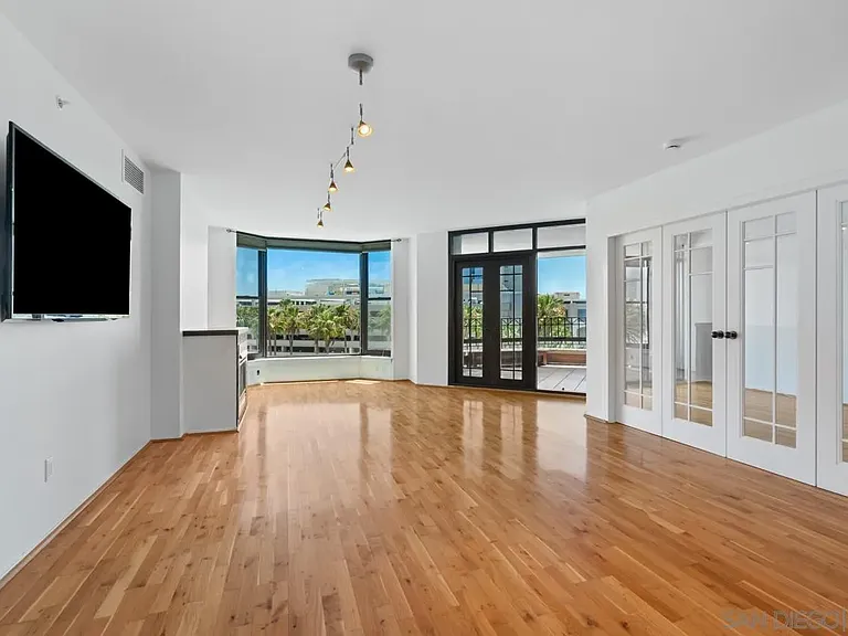 500 W Harbor Dr #504 — Photo 6