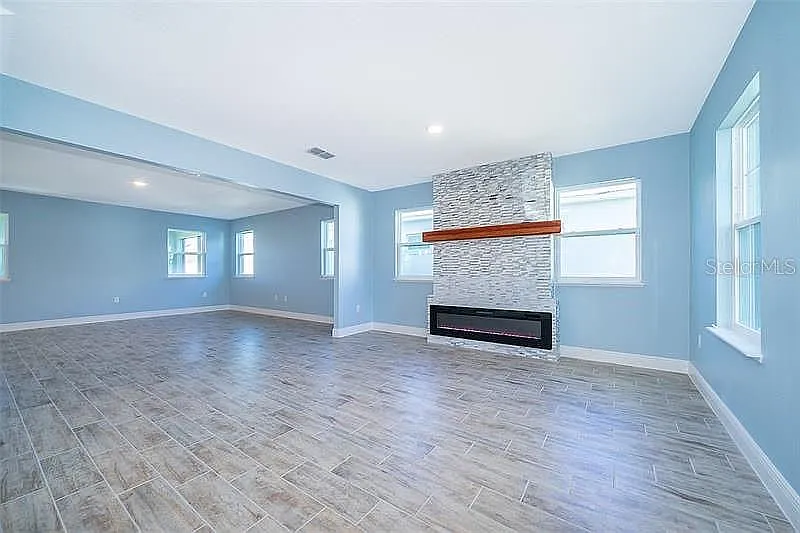 3 bed, 2.5 bath, 2263 sqft, $2,450 — Photo 2