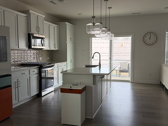 5th image of 19 Silver Moon Ln