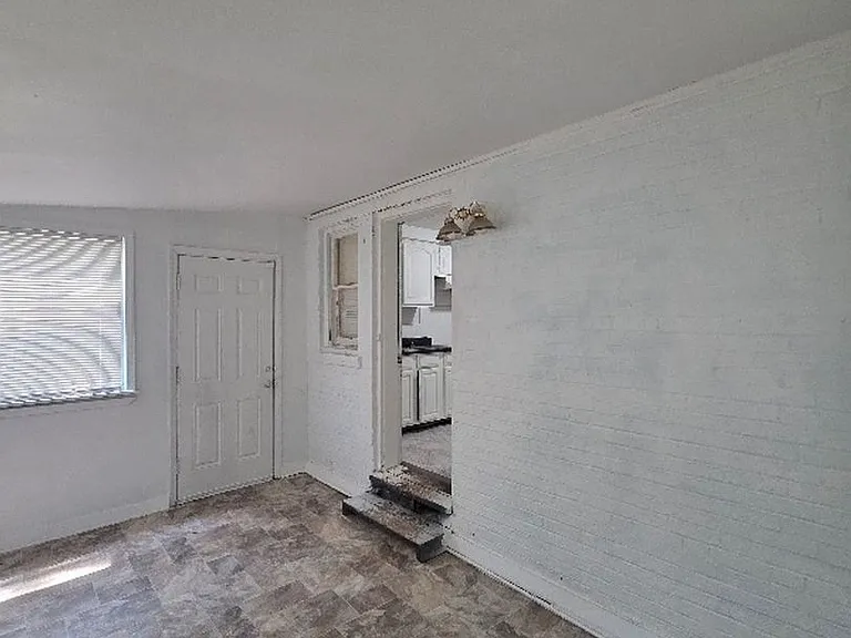 1816 N Hanley Rd — Photo 7
