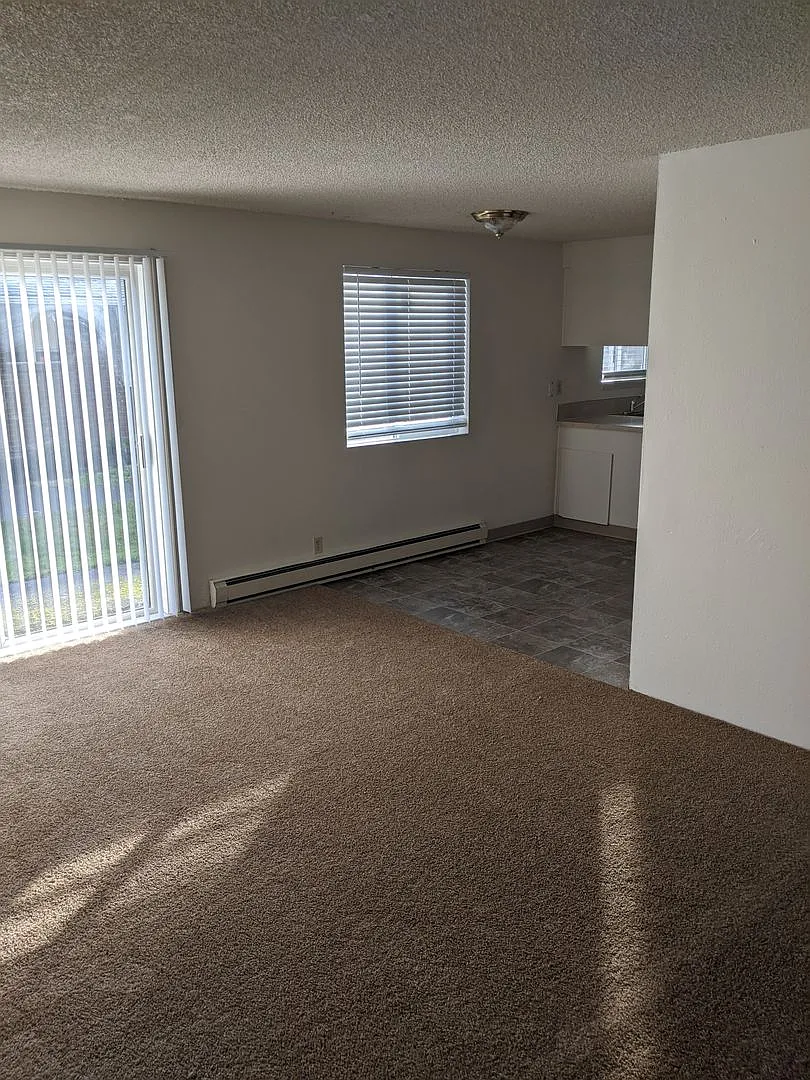 (905) Draper Arms Apartments - 2 Bedroom / 1 Bath Apartment — Photo 4