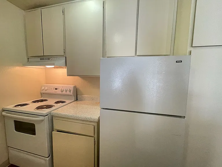 Sharis Apartments — Photo 41