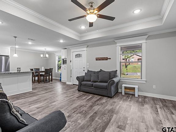 4th image of 325 N Beverly Ave
