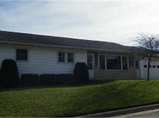 511 Cleveland St SW, Cascade, IA 52033