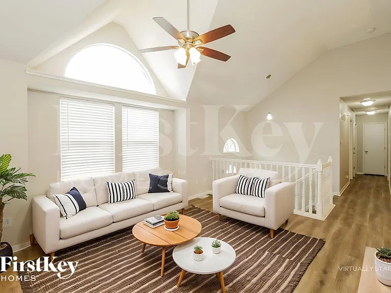 208 S Darrowby Dr — Photo 4