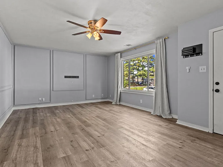 413 Catalina Ave — Photo 2