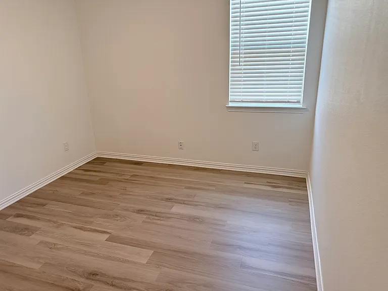 1833 Lake Grove Dr — Photo 23
