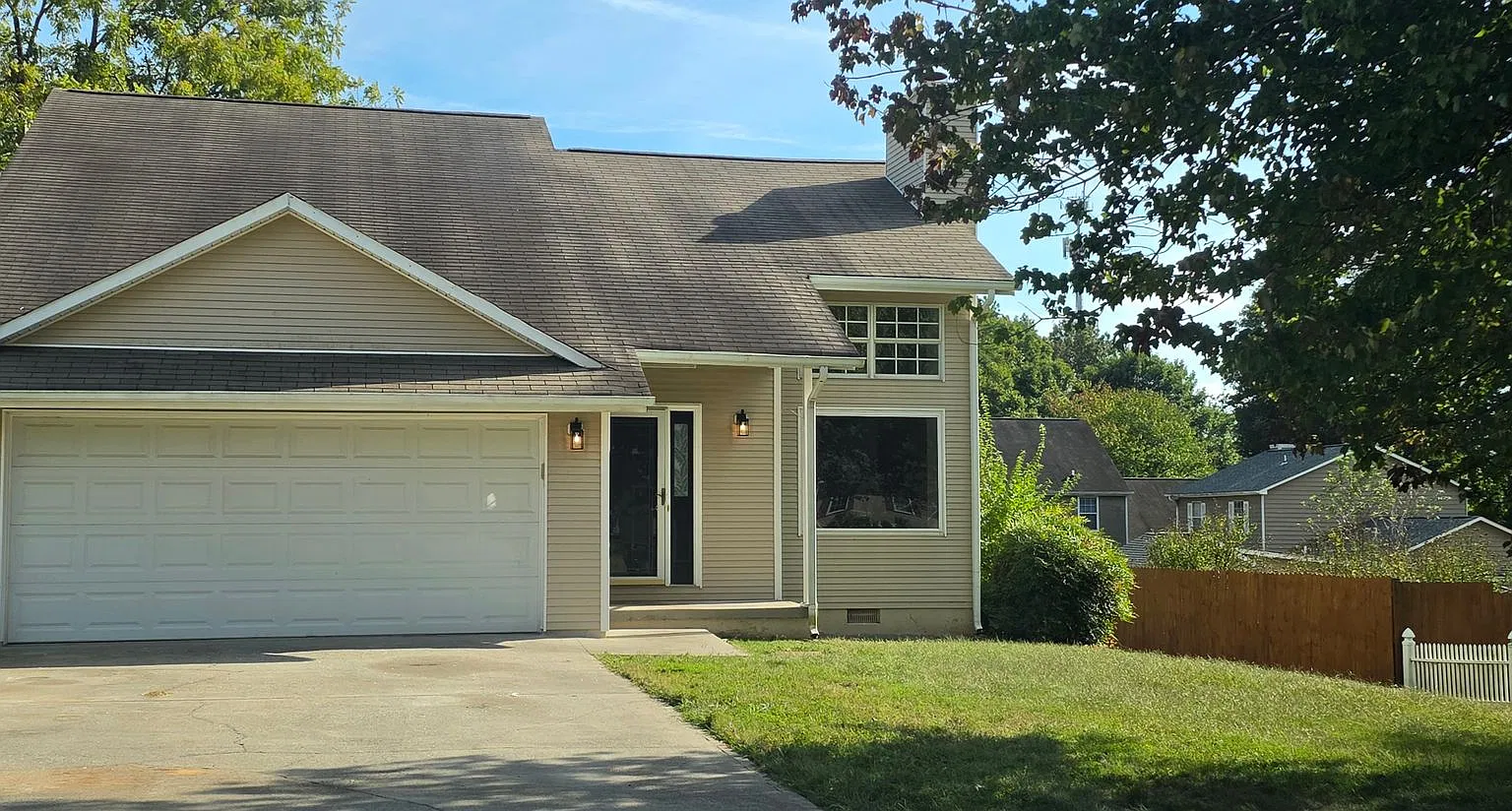 3 bed, 2.0 bath, 1324 sqft, $2,300 — Photo 1