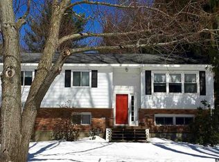 37 Manchester Dr, Halfmoon, NY 12065