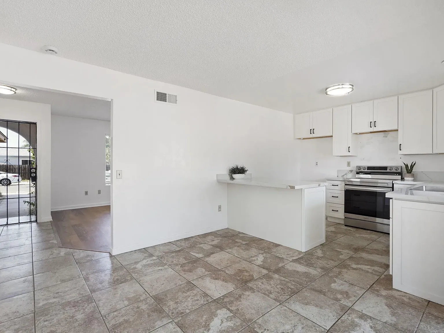 3 bed, 2.0 bath, 1248 sqft, $3,900 — Photo 3