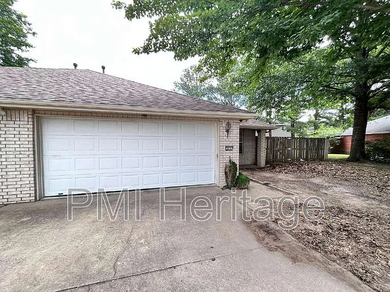 884 N Daisy Ln — Photo 1
