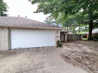 884 N Daisy Ln, Fayetteville, AR 72704