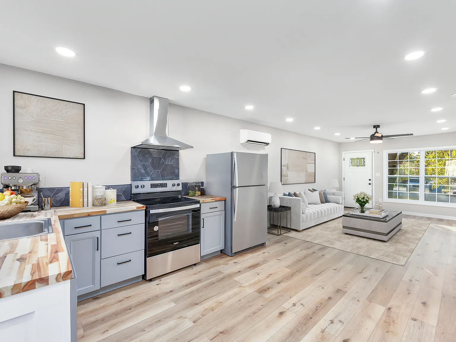 135 W Grand Ave — Photo 3