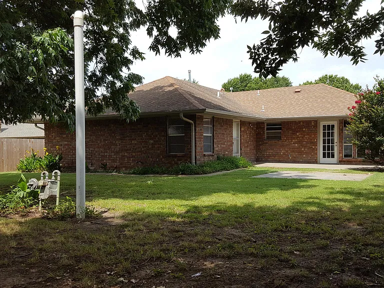 A 60FT PECAN TREE WILL SHADE YOUR YARD ALL DAY. NOTICE PATIO WITH DOORS TO PATIO EATING AREA AND MASTER BEDROOM.