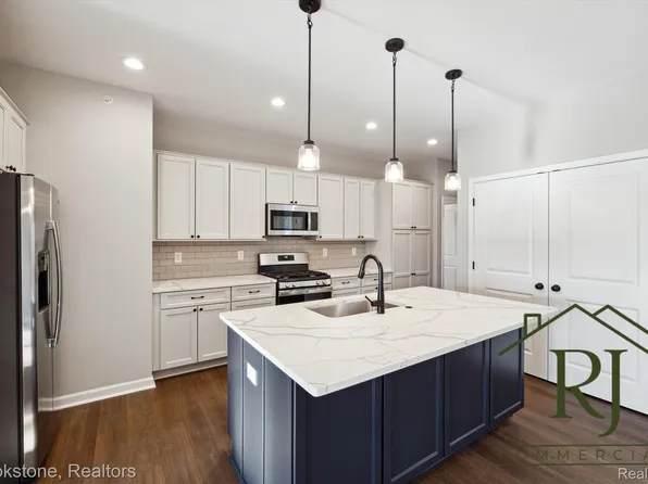 638 Pointe Dr, Walled Lake, MI 48390
