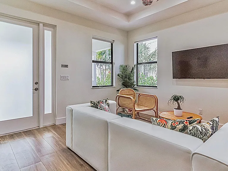 436 Monroe Dr — Photo 4