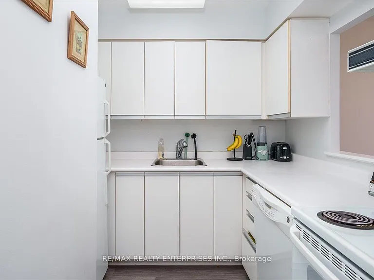 21 Overlea Blvd NE #506 — Photo 5