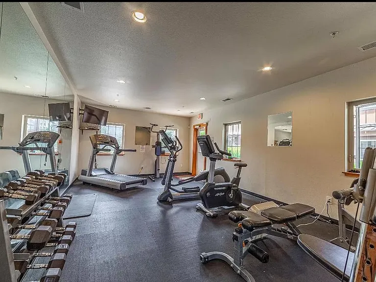 Silverleaf Dr — Photo 30