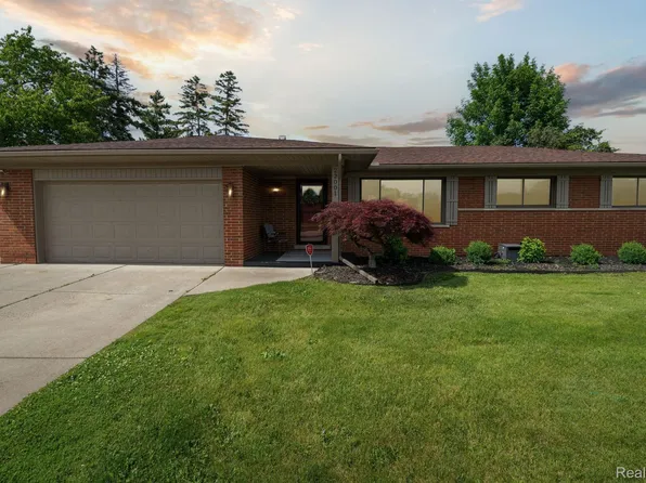 22001 Violet St, Saint Clair Shores, MI 48082