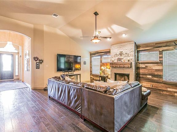 3rd image of 2412 Lyla Ln
