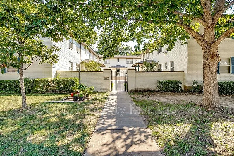 2 bed, 1.0 bath, 900 sqft, $1,195 — Photo 1
