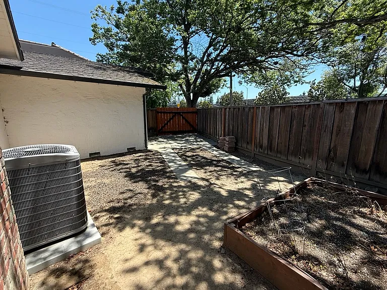 1694 Lyle Dr — Photo 18