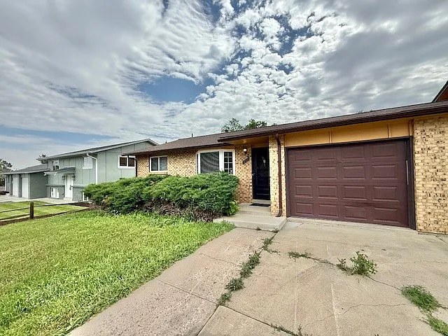 2 bed, 910 sqft, $2,200 — Photo 1