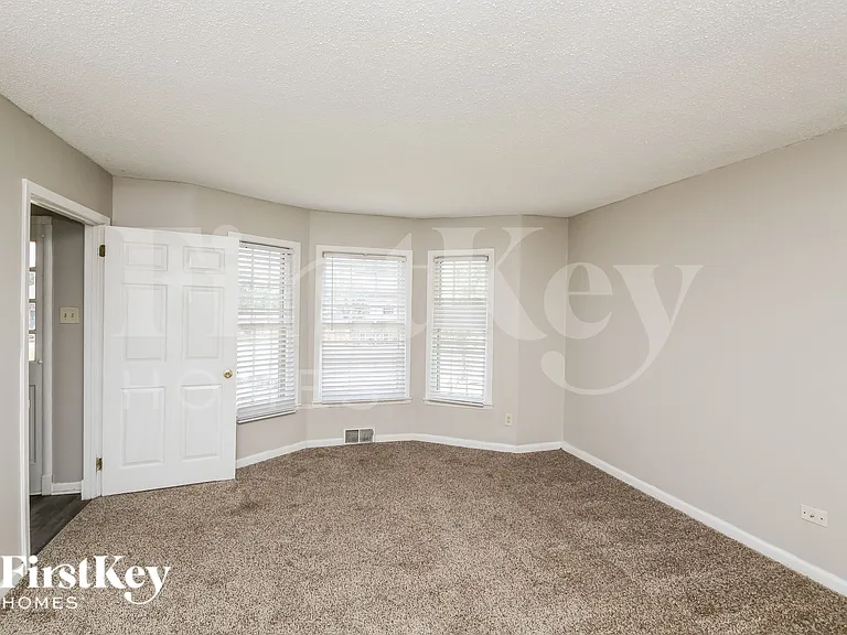 2097 Meadowview Ln — Photo 4