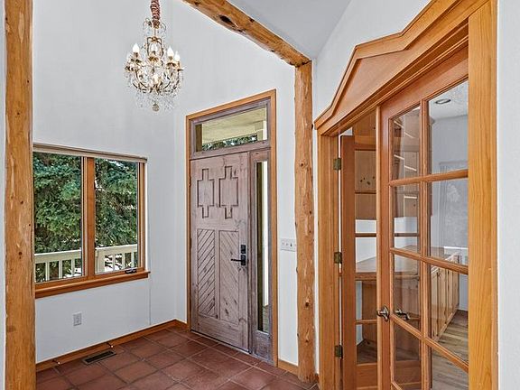 3rd image of 1001 Utica Cir