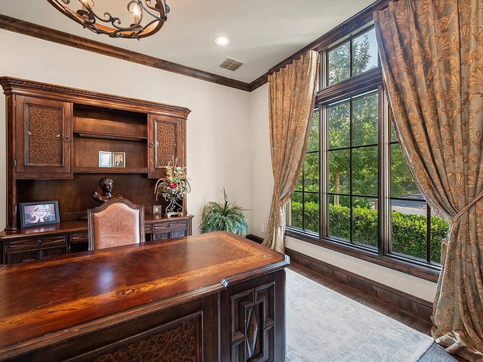 5 bed, 5832 sqft, $14,000 — Photo 3