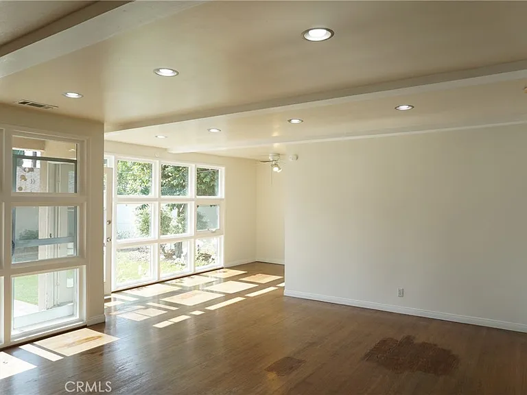 5540 Balboa Blvd — Photo 5