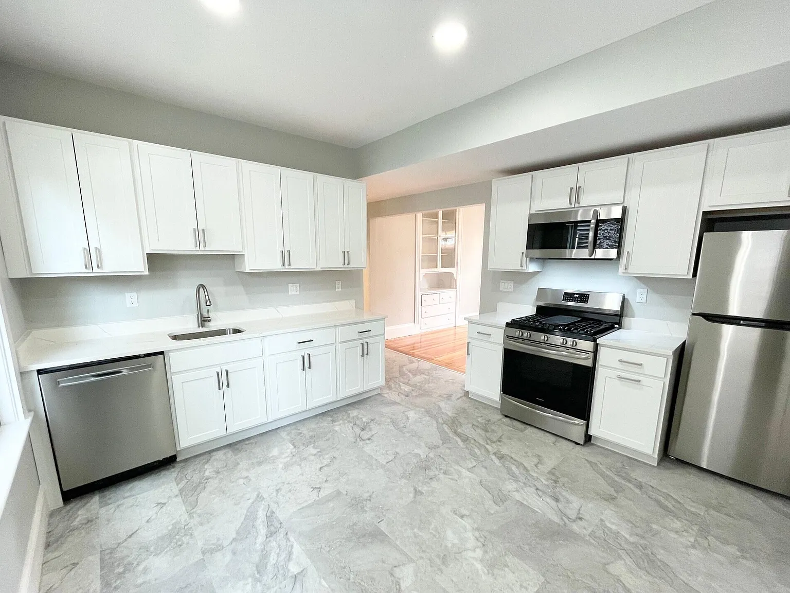 3 bed, 9999 sqft, $3,300 — Photo 1