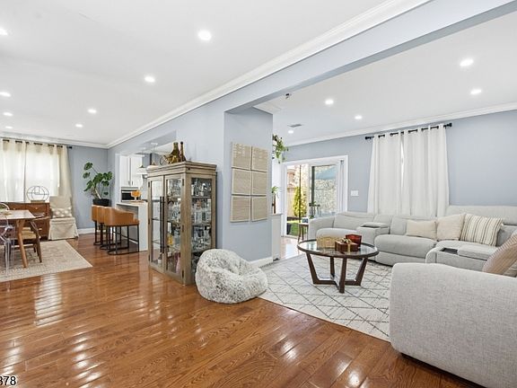 2nd image of 301 Roosevelt Ave