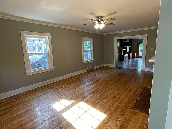 Living room Fresh paint & new blinds 24' long