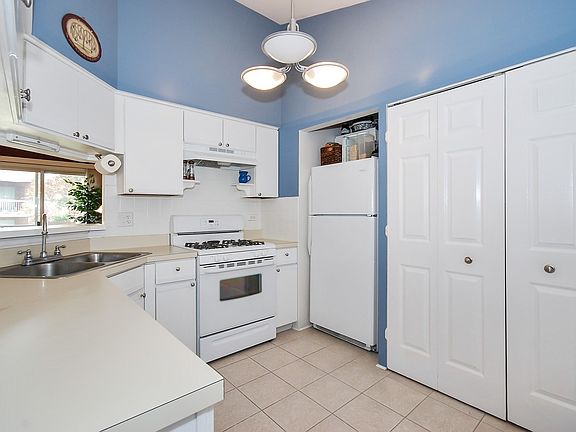 3rd image of 385 Sandhurst Cir APT 3