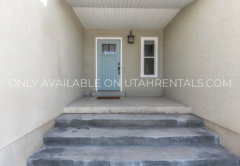 1595 S 50 W — Photo 3