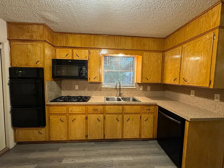 605 Bellaire Dr — Photo 13