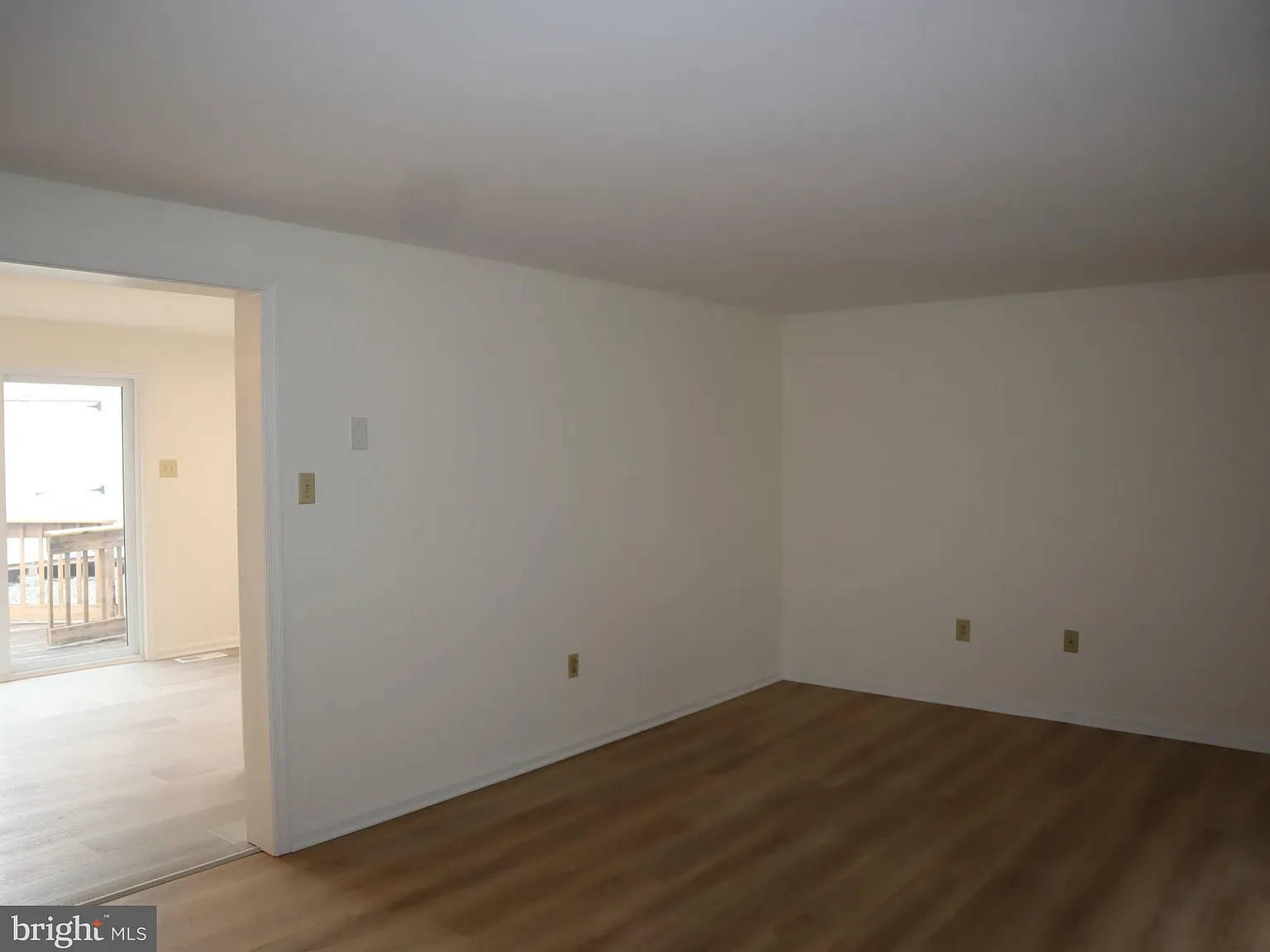 3 bed, 2.0 bath, 1056 sqft, $1,900 — Photo 4