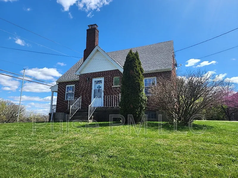 3 bed, 1.5 bath, 1494 sqft, $1,800 — Photo 2