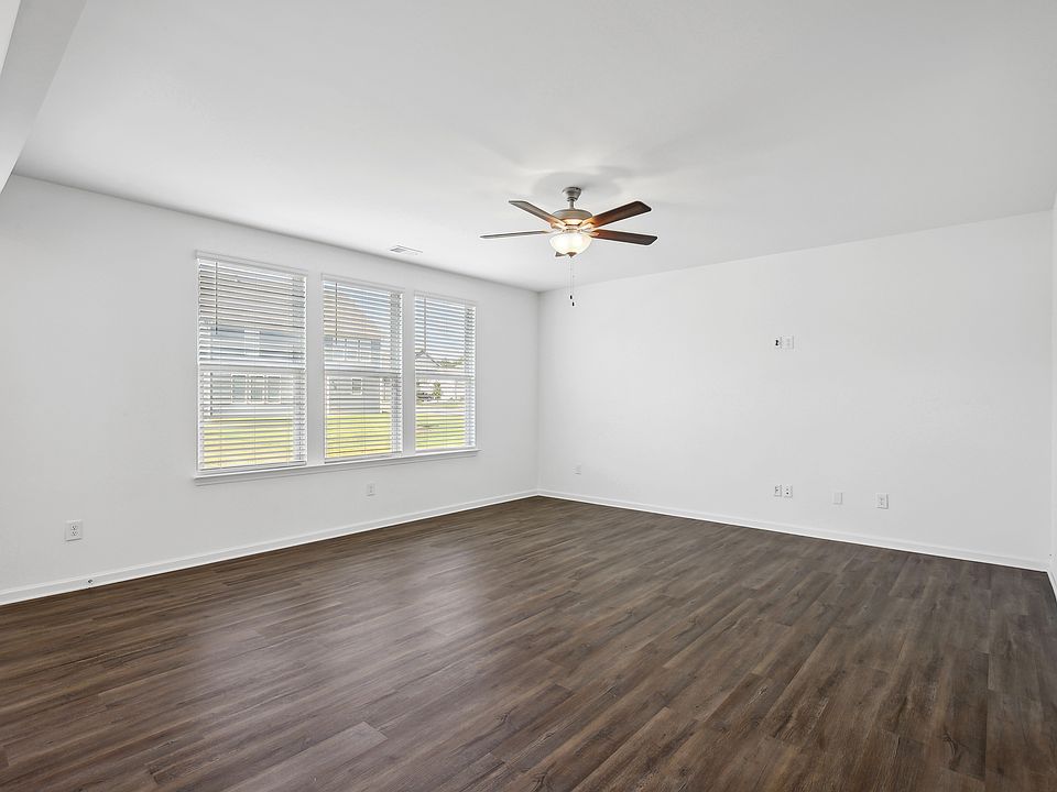 Hickory C Layout - Large living room area with ceiling fan.