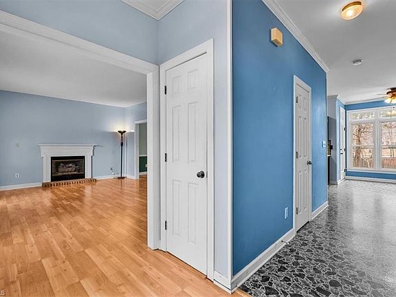 4th image of 8 Knoll Brook Ct