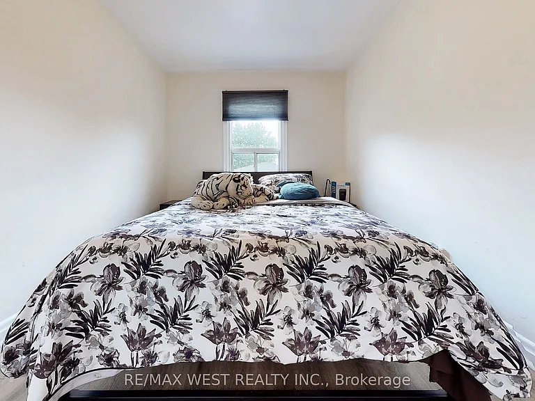 139 Ranee Ave #MAIN FLOOR — Photo 18