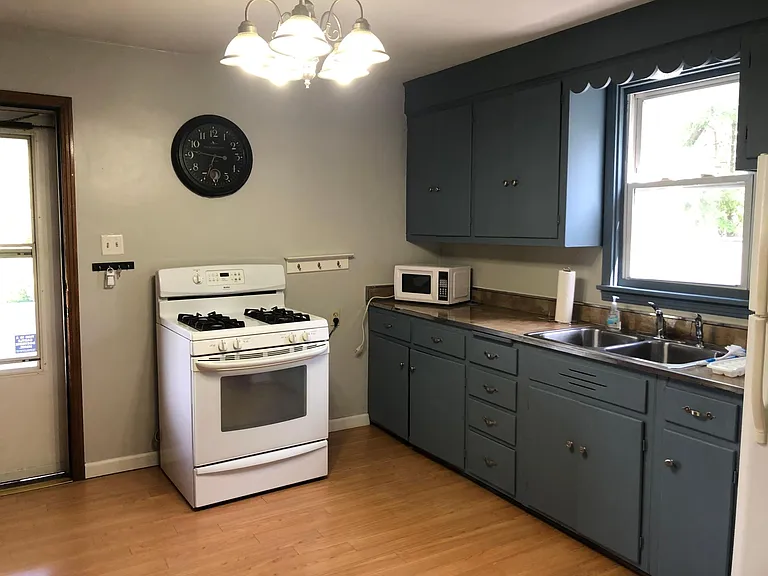 249 S Lowry Ave — Photo 6
