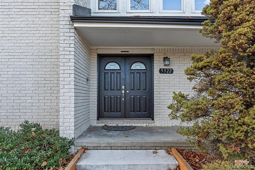 4 bed, 4.5 bath, 6426 sqft, $5,000 — Photo 4