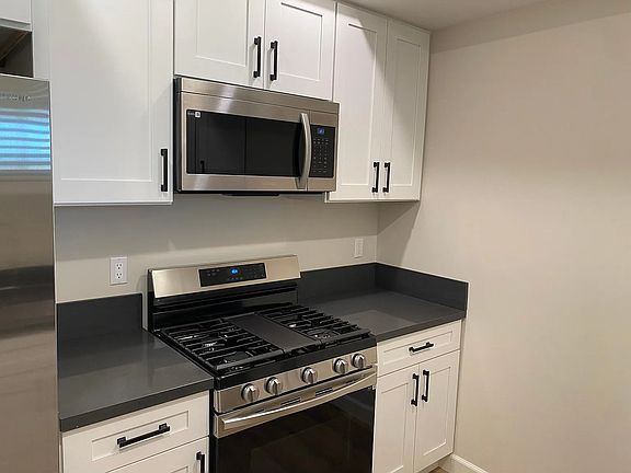 4th image of 11168 Morrison St #203