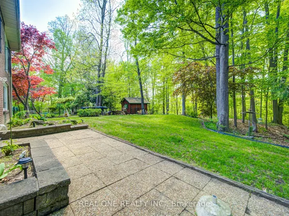 1439 Ballyclare Dr, Mississauga, ON L5C 1J4