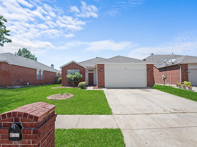 1052 Harriman Dr — Photo 2