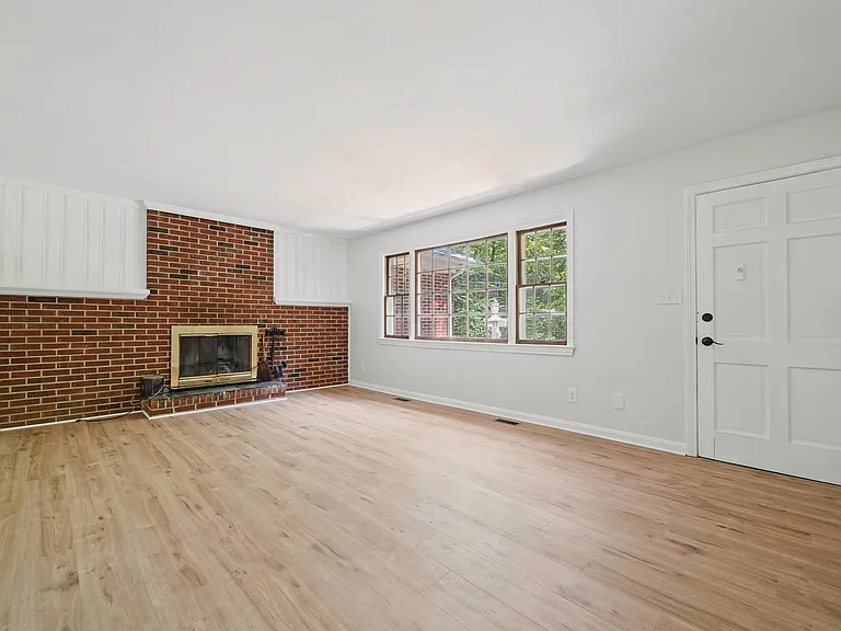 97 Shamrock Ln — Photo 8